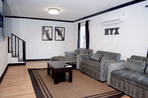 AFFORDABLE Home near NRG Stadium-Downtown Houston