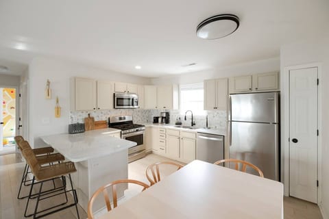 NEW! Playroom, Greenway & Park, Dog Friendly