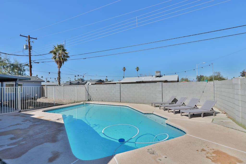 Diving pool with 4 lounge chairs