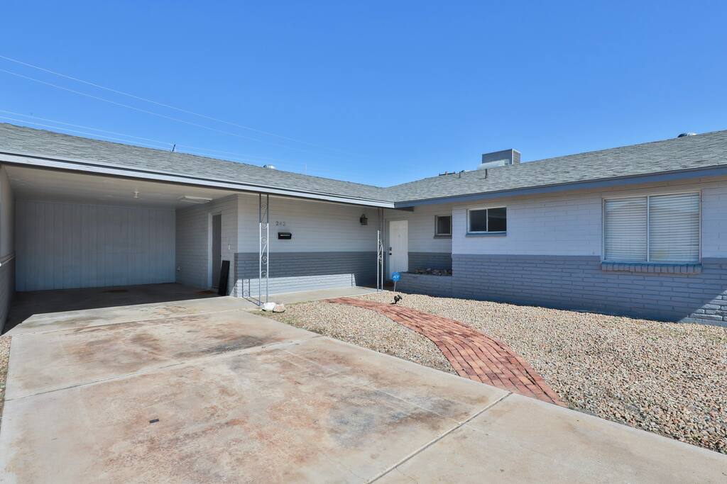 Large driveway with carport to park your car(s)