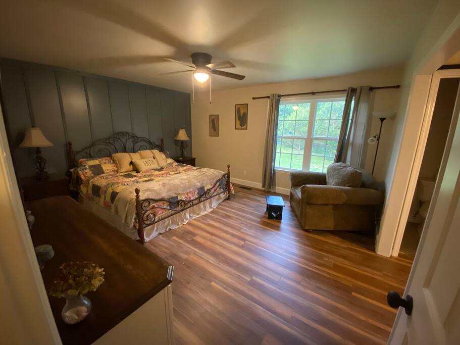 Spacious master bedroom with king bed - Alice’s Acres - Valley Head