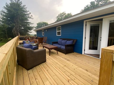 6 person dining table outside.  Comfortable seating for up to 10