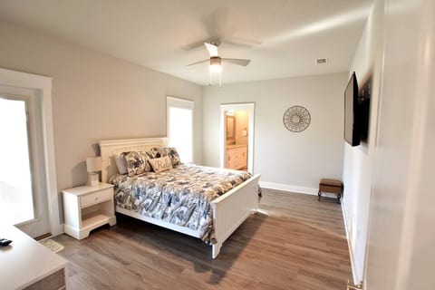 Main Bedroom with en suite bath
