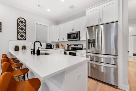 Historic District Gem: New 2BR/2BA for Long Stays