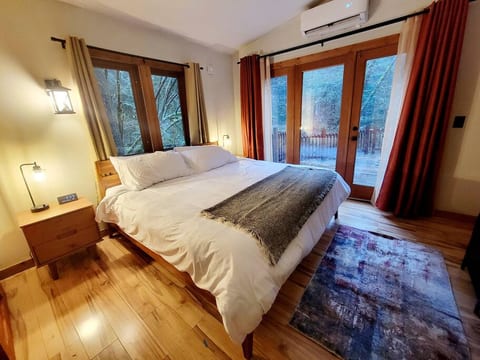 Fernwood Cabin: Mt. Hood - Hot Tub | BBQ | WiFi!