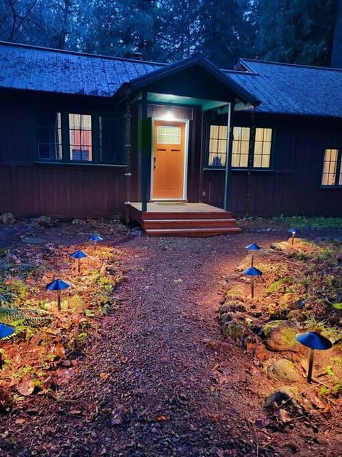 Fernwood Cabin: Mt. Hood - Hot Tub | BBQ | WiFi!