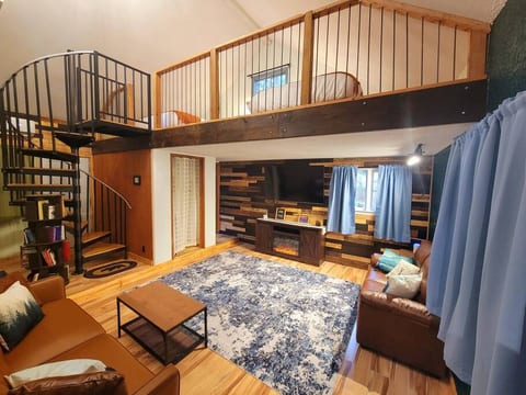 Fernwood Cabin: Mt. Hood - Hot Tub | BBQ | WiFi!