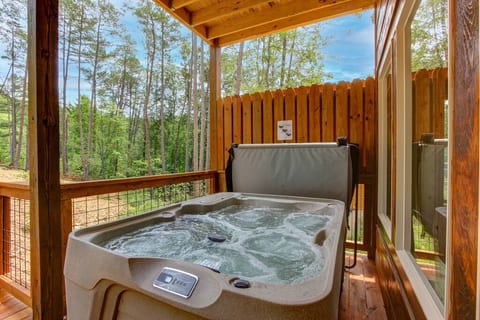 Peaceful & Easy roads! Hot-tub, EV Charger, Arcade