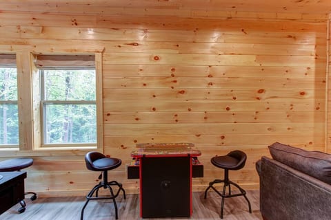 Peaceful & Easy roads! Hot-tub, EV Charger, Arcade