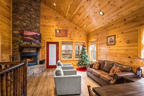 Peaceful & Easy roads! Hot-tub, EV Charger, Arcade
