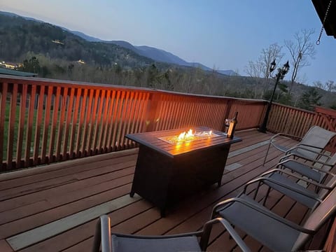 High in Helen, A-Frame & Cabin*Best View*Hot Tub!