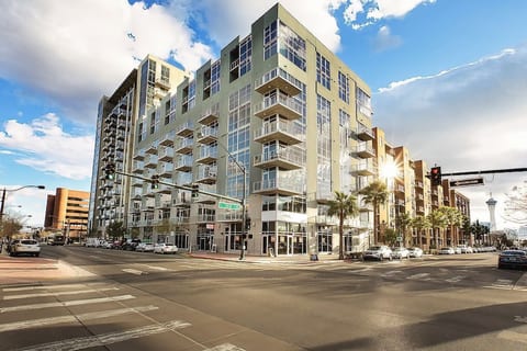 Loft Lv8 ※ Elegant Urban Oasis in Downtown Vegas