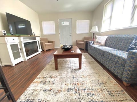 Cheerful 2 Br home with fireplace