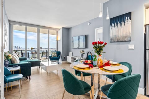 Close to Beach w/ Views. Pool & Gym. Pet Friendly