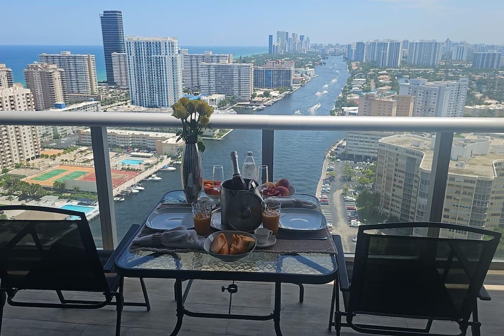 Close to Beach w/ Views. Pool & Gym. Pet Friendly