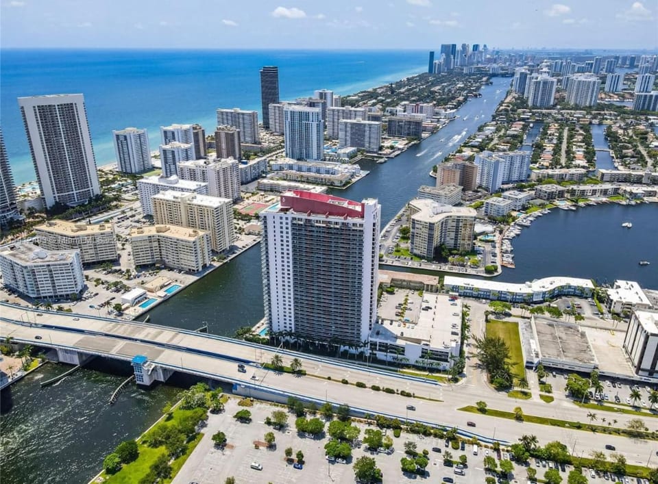 Specials! Close to Beach w/ Views. Pool & Gym. - Hallandale Beach