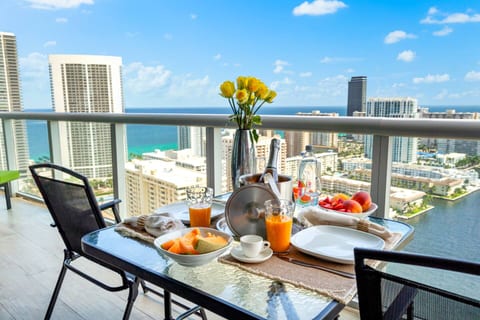 Close to Beach w/ Views. Pool & Gym. Pet Friendly