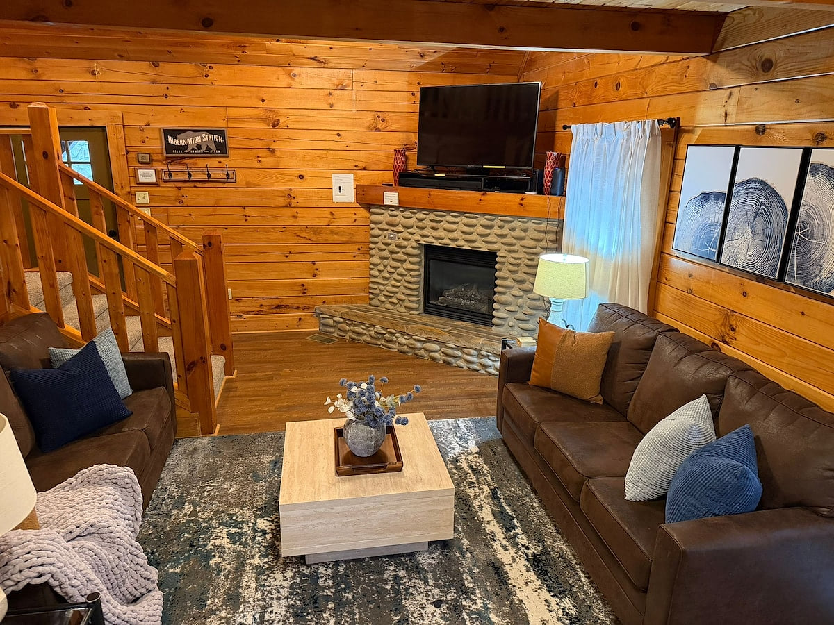 Main level living room with sleeper sofa and gas fireplace Sleep in the Clouds