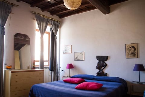 Large and nice room in magic Trastevere