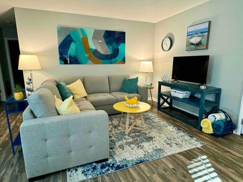 Sunshine Lake Retreat - Walkable to Downtown