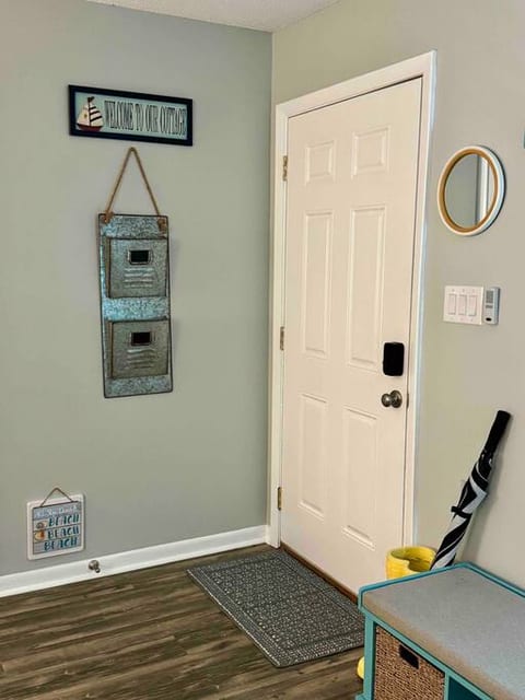 Sunshine Lake Retreat - Walkable to Downtown