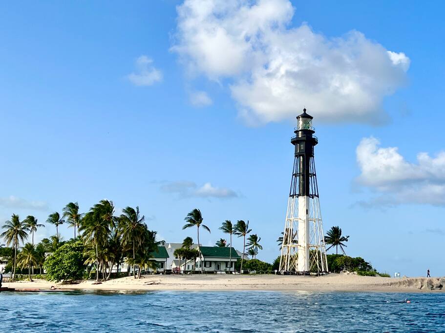 The beautiful and historic Hillsboro Inlet Lighthouse is located 4 min from the house. You can take a  nice bike ride (9 min) to the Hillsboro lighthouse museum and the dock overlooking the lighthouse great for a picture!