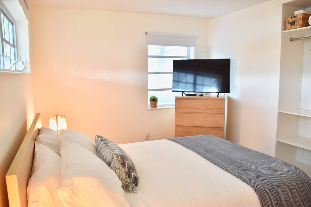 The blue room has a  TV with netflix and cable, so you can catch up on your favorite show