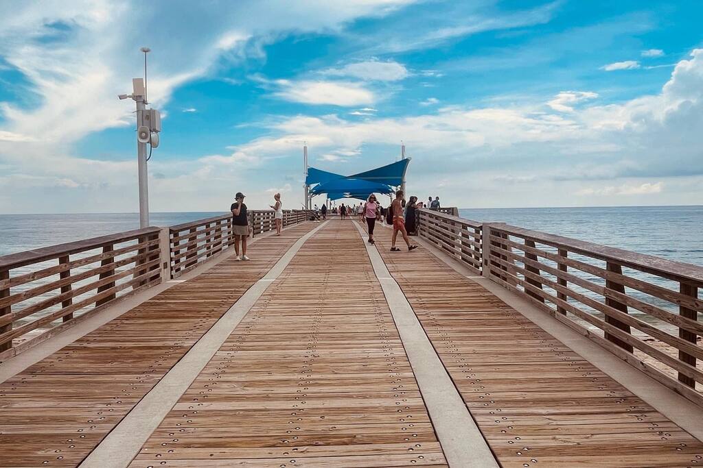 The amazing Pompano Beach Pier with all that it has to offer around it (restaurants and shops) is located 1 mile away from the house! Take a short 10 min bike ride or 3 min car drive