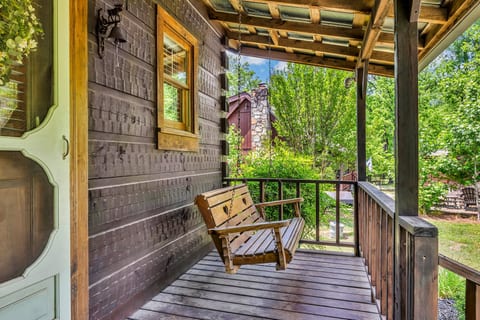 Front porch swingin'