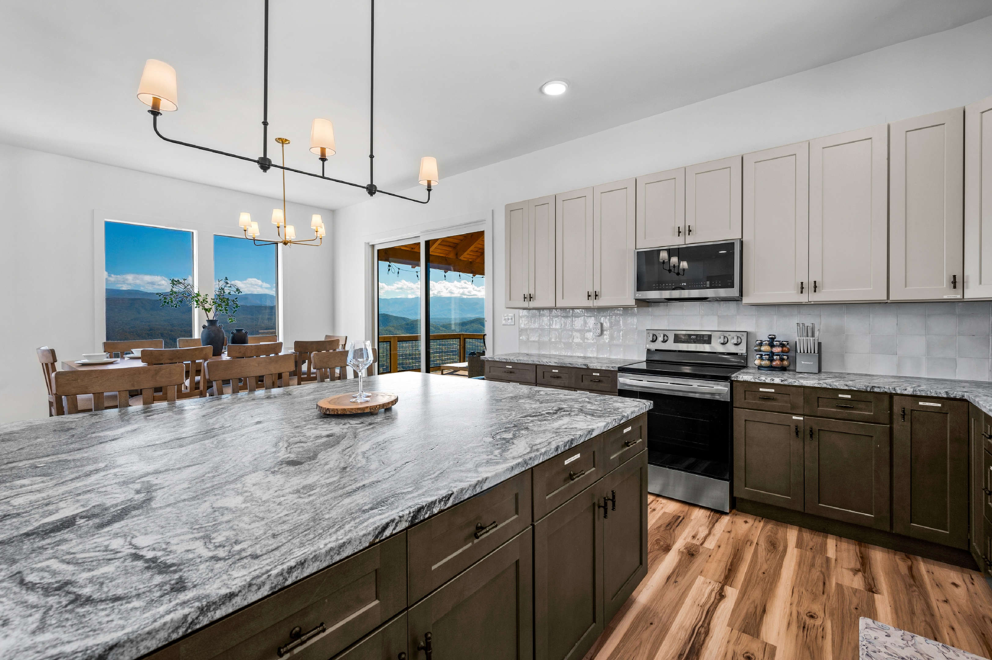 the-white-house-on-shell-mountain/