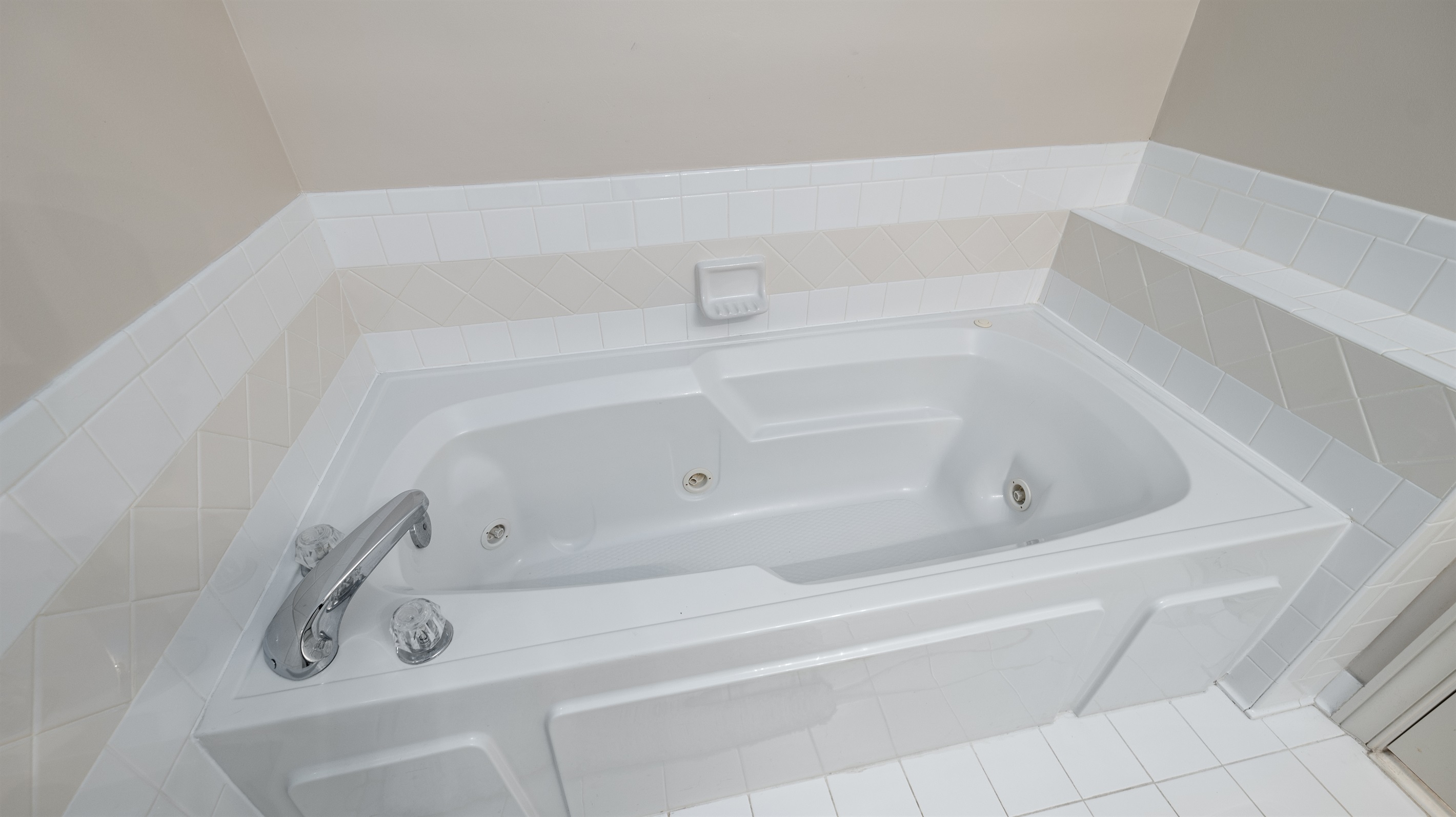 Spa tub in 2nd Bdrm En-Suite