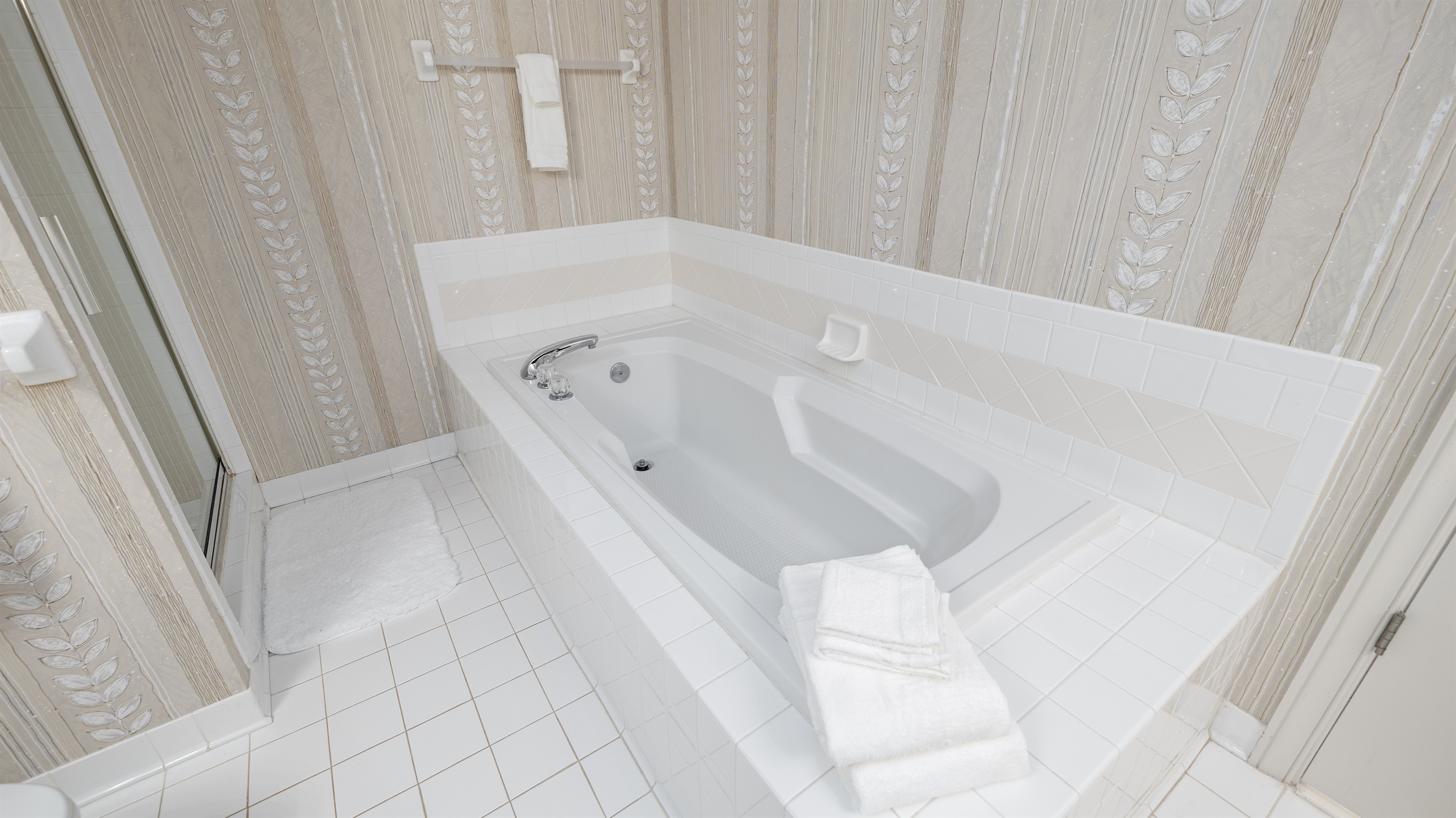 Soaker Tub in Primary En-Suite