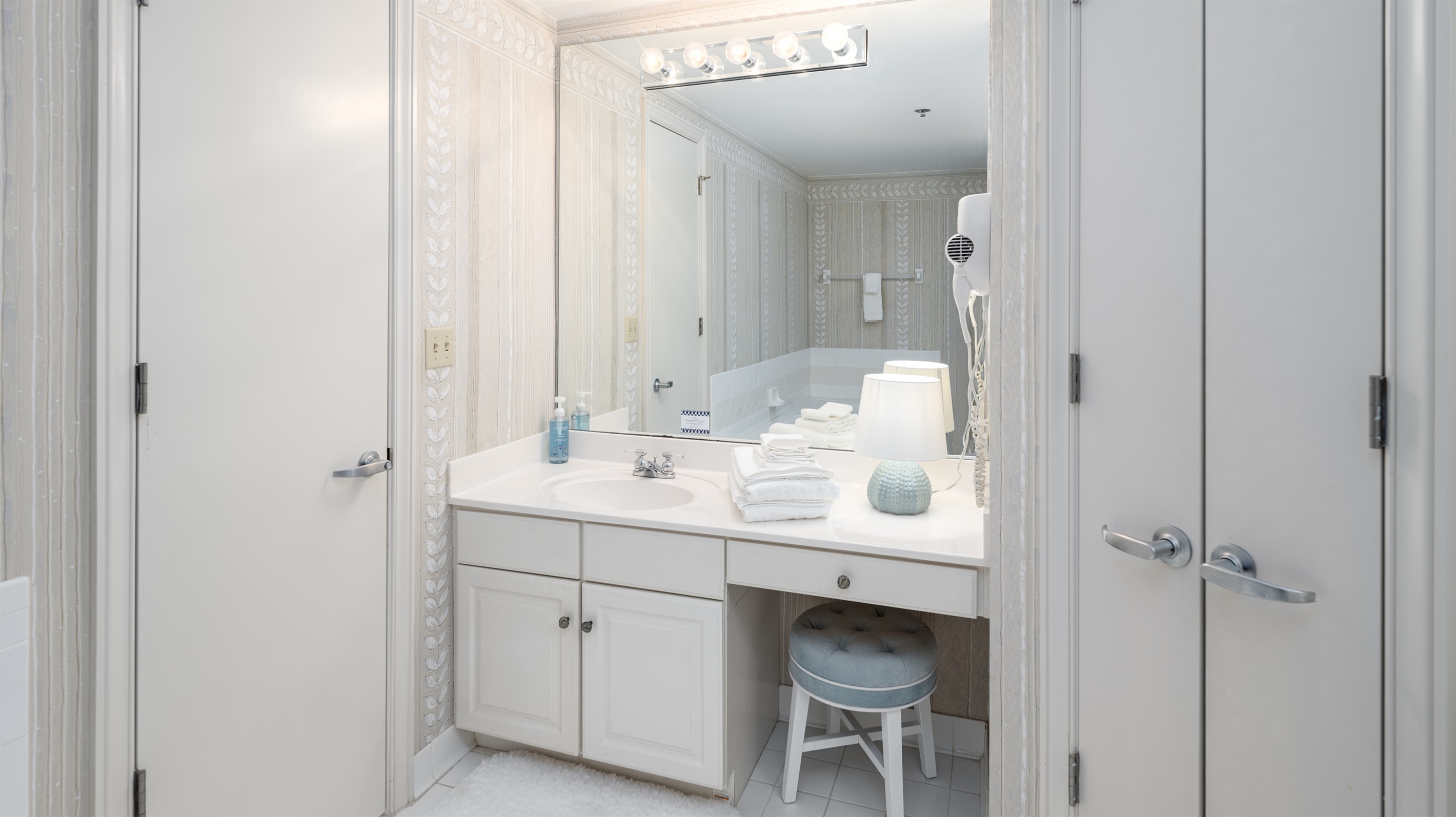 Vanity 1 in Primary En-Suite