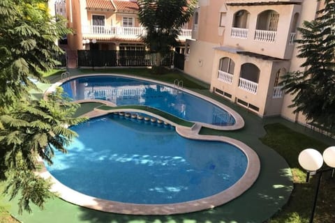 Piscina comunitaria privada para el recinto
Communal Private swimming pool area.