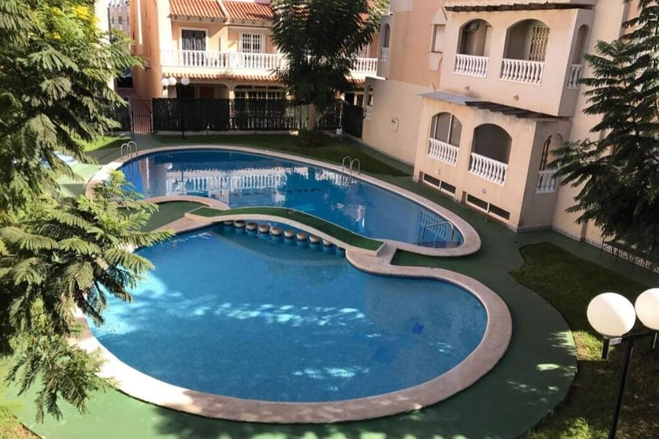 Piscina comunitaria privada para el recinto
Communal Private swimming pool area.