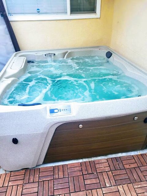 Long Beach Paradise *Near Disneyland* w/ Hot Tub