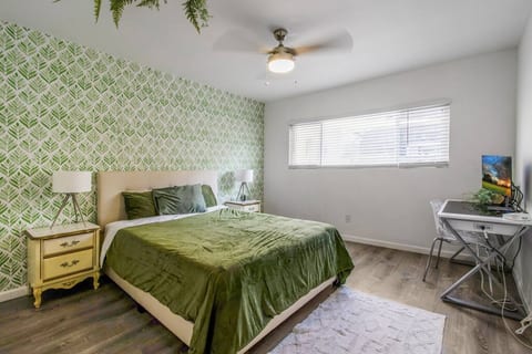 Long Beach Paradise *Near Disneyland* w/ Hot Tub