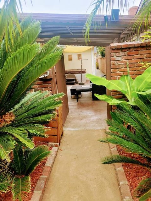 Long Beach Paradise *Near Disneyland* w/ Hot Tub