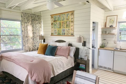 TULIP MAGNOLIA COTTAGE-walkable to 5 pts and UGA!