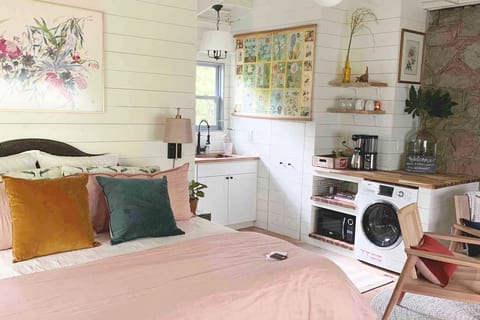 TULIP MAGNOLIA COTTAGE-walkable to 5 pts and UGA!