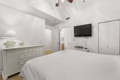 Beachfront HEAT/POOL Shores 108 dedicated parking!
