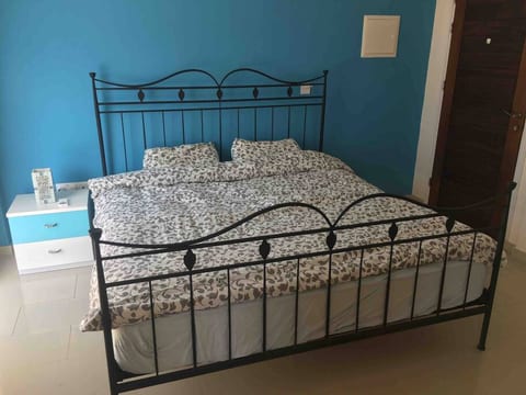 Penthouse Studio with seaview close to the airport