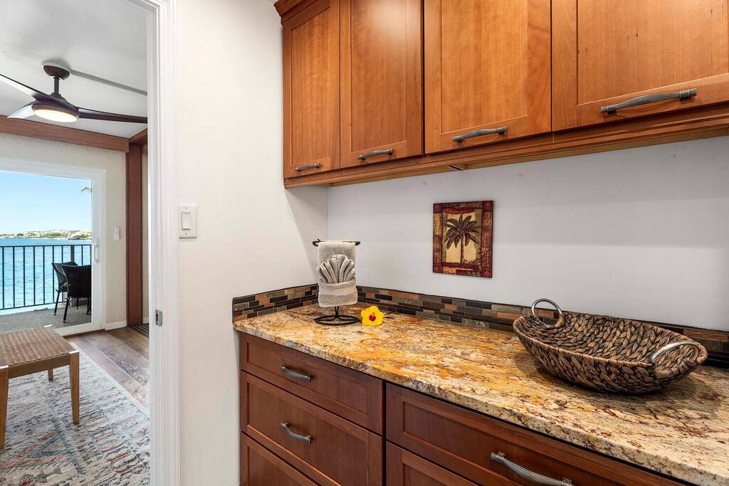 Very Clean-Newly Remodeled-Ocean Front View - Kona Very Clean-Newly Remodeled-Ocean Front View - Kona