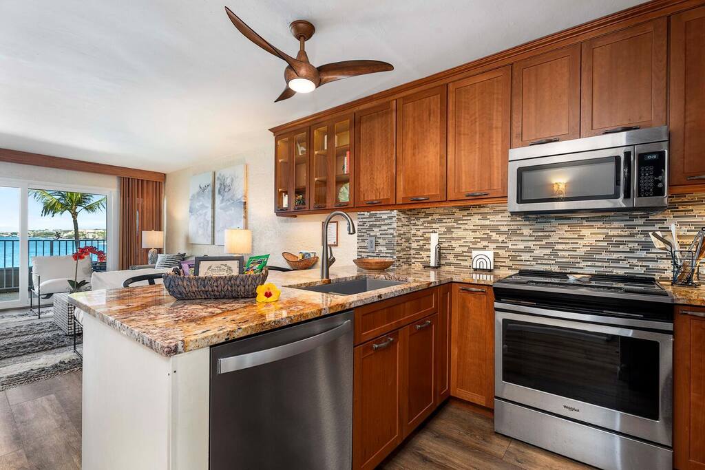 Very Clean-Newly Remodeled-Ocean Front View - Kona Very Clean-Newly Remodeled-Ocean Front View - Kona