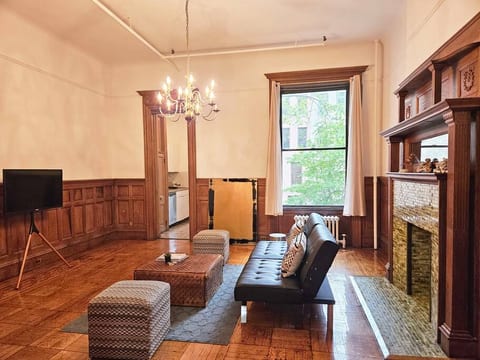 Beautiful 1br in historical brownstone