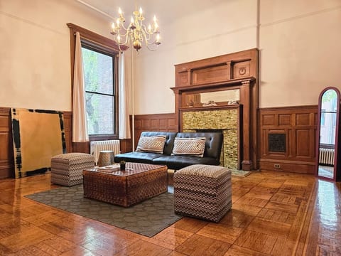 The living room and bedroom could be separated by a moving partition. Futon can sleep 2 people.
Smart TV.