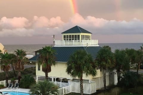 Gulfview+pool/PetFriendly/Sleeps 10/1 min to beach