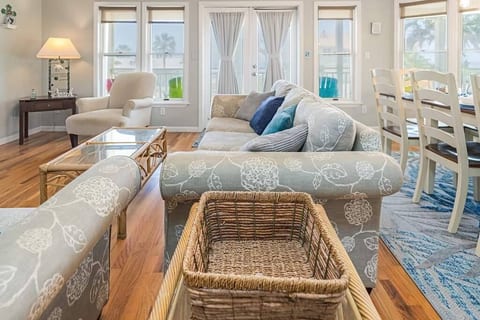 Gulfview+pool/PetFriendly/Sleeps 10/1 min to beach