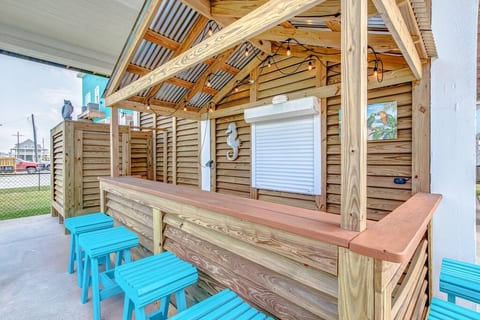 Beautiful Beach View* Tiki Bar* Yard* Playground