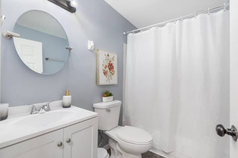 Cozy 2 Bed/1 Bath Unit